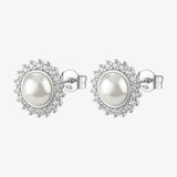 Orecchini a lobo Kate in argento rodiato 925‰ con perle di conchiglia e cubic zirconia.