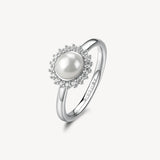 Anello Kate in argento rodiato 925‰ con perla di conchiglia e cubic zirconia. Misura anello 18.