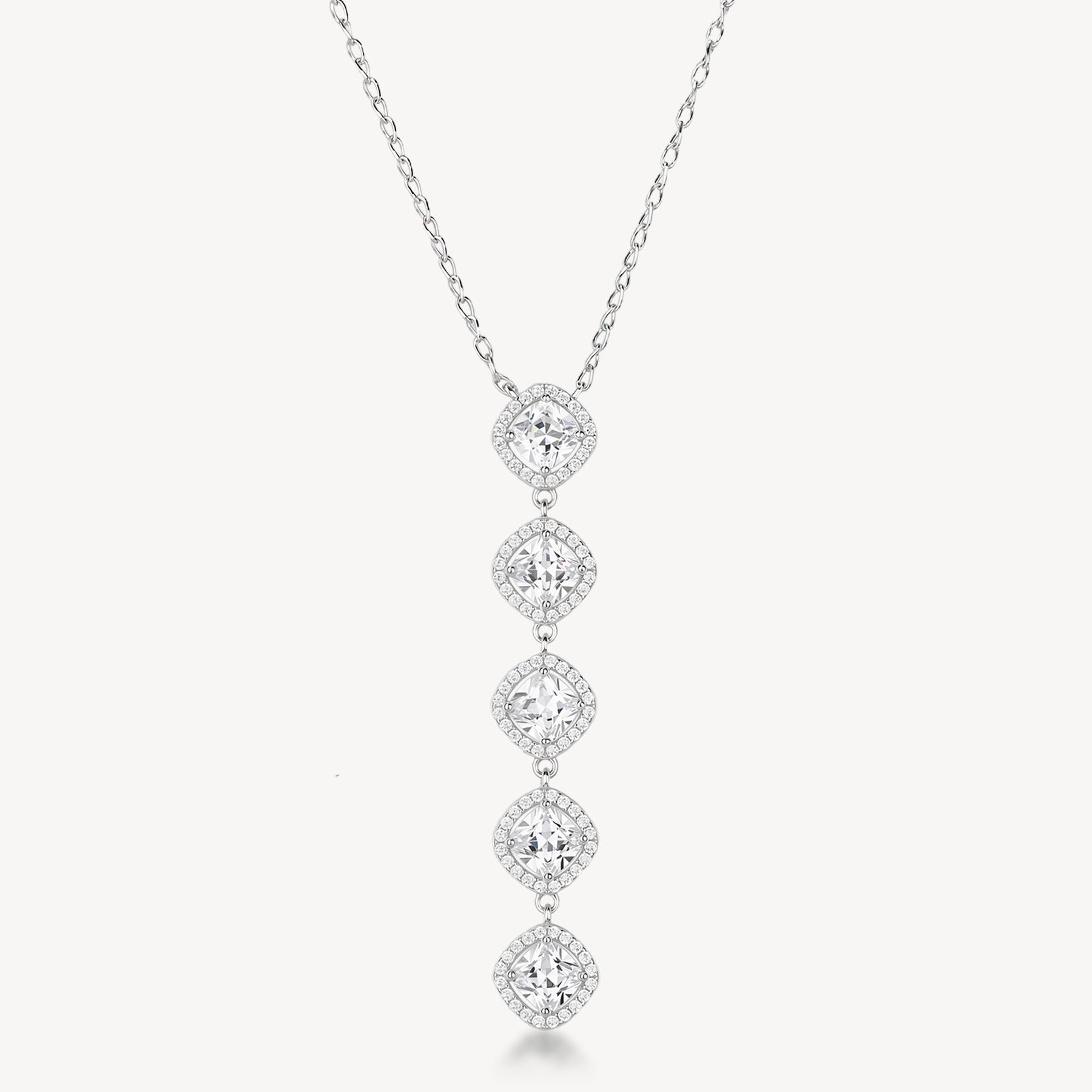 Collana girocollo in argento rodiato 925‰ e pendente con cubic zirconia. Lunghezza collana 44cm.