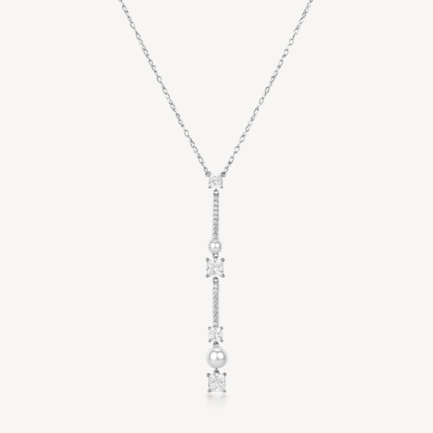 Collana girocollo in argento rodiato 925‰ con perle di conchiglia e cubic zirconia.