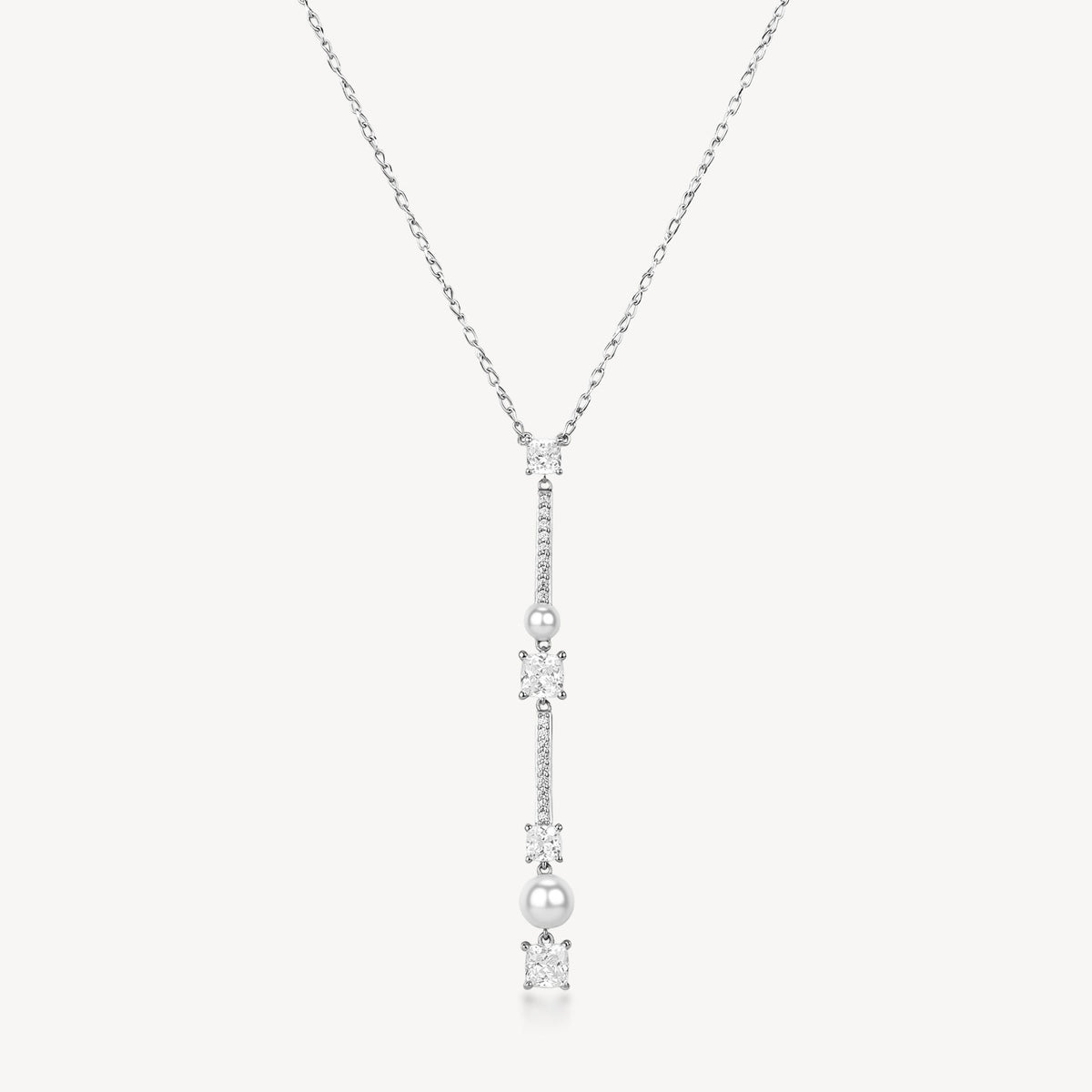 Collana girocollo in argento rodiato 925‰ con perle di conchiglia e cubic zirconia.