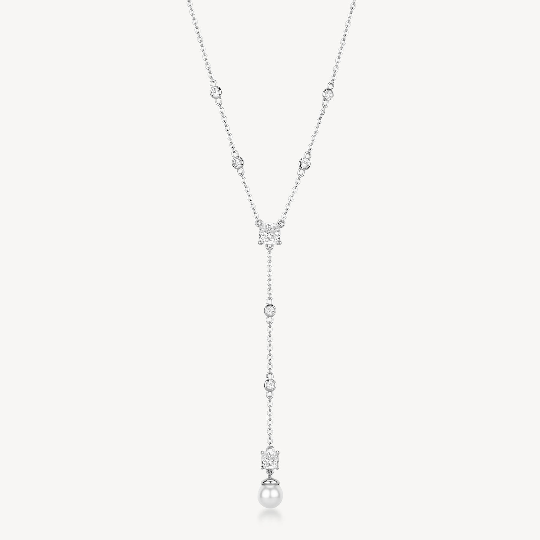 Collana girocollo in argento rodiato 925‰ con perla di conchiglia e cubic zirconia.