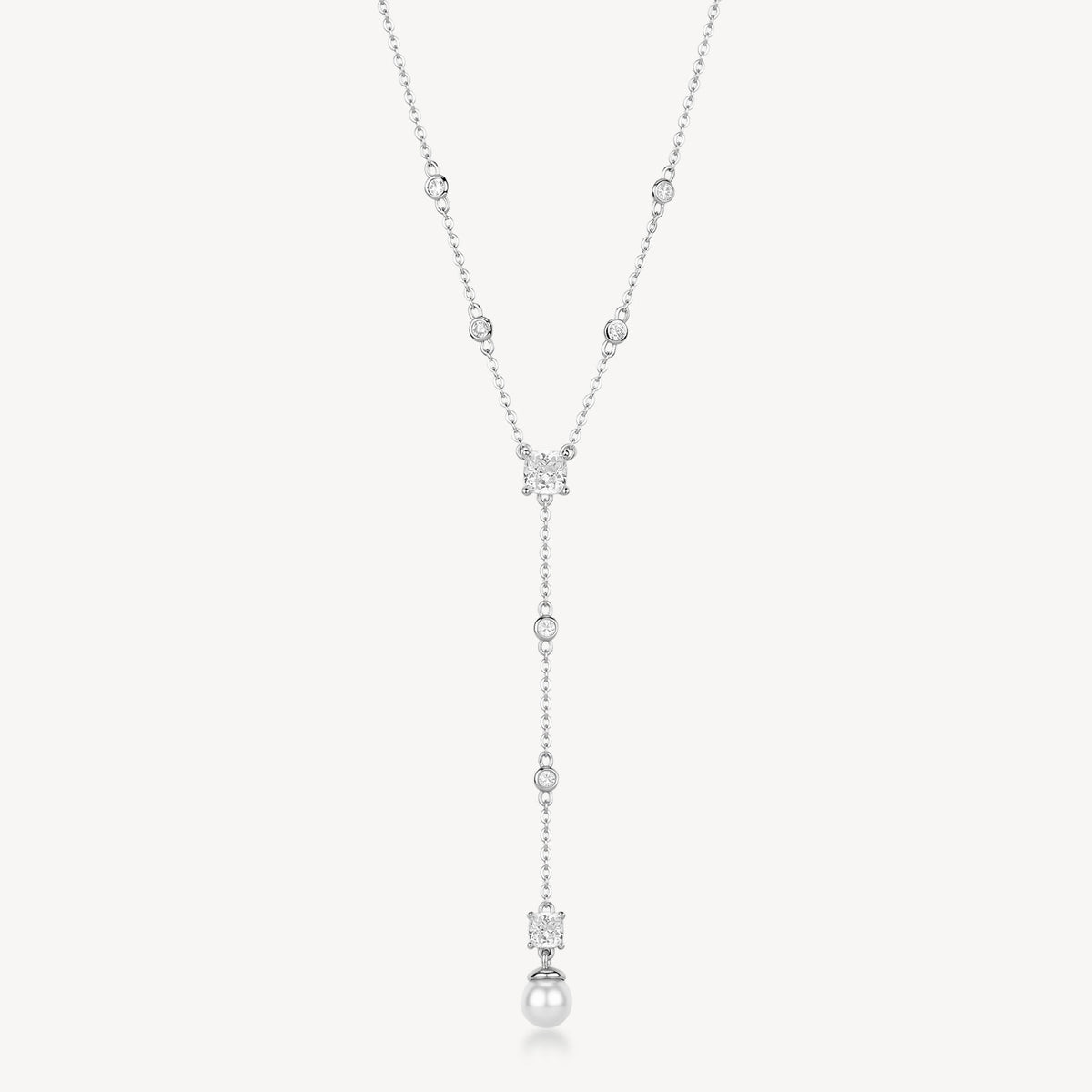 Collana girocollo in argento rodiato 925‰ con perla di conchiglia e cubic zirconia.