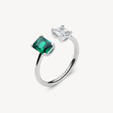 Anello in argento rodiato 925‰ con square cubic zirconia chiaro e baguette cubic zirconia colore emerald. Misura anello regolabile da 12 a 16.