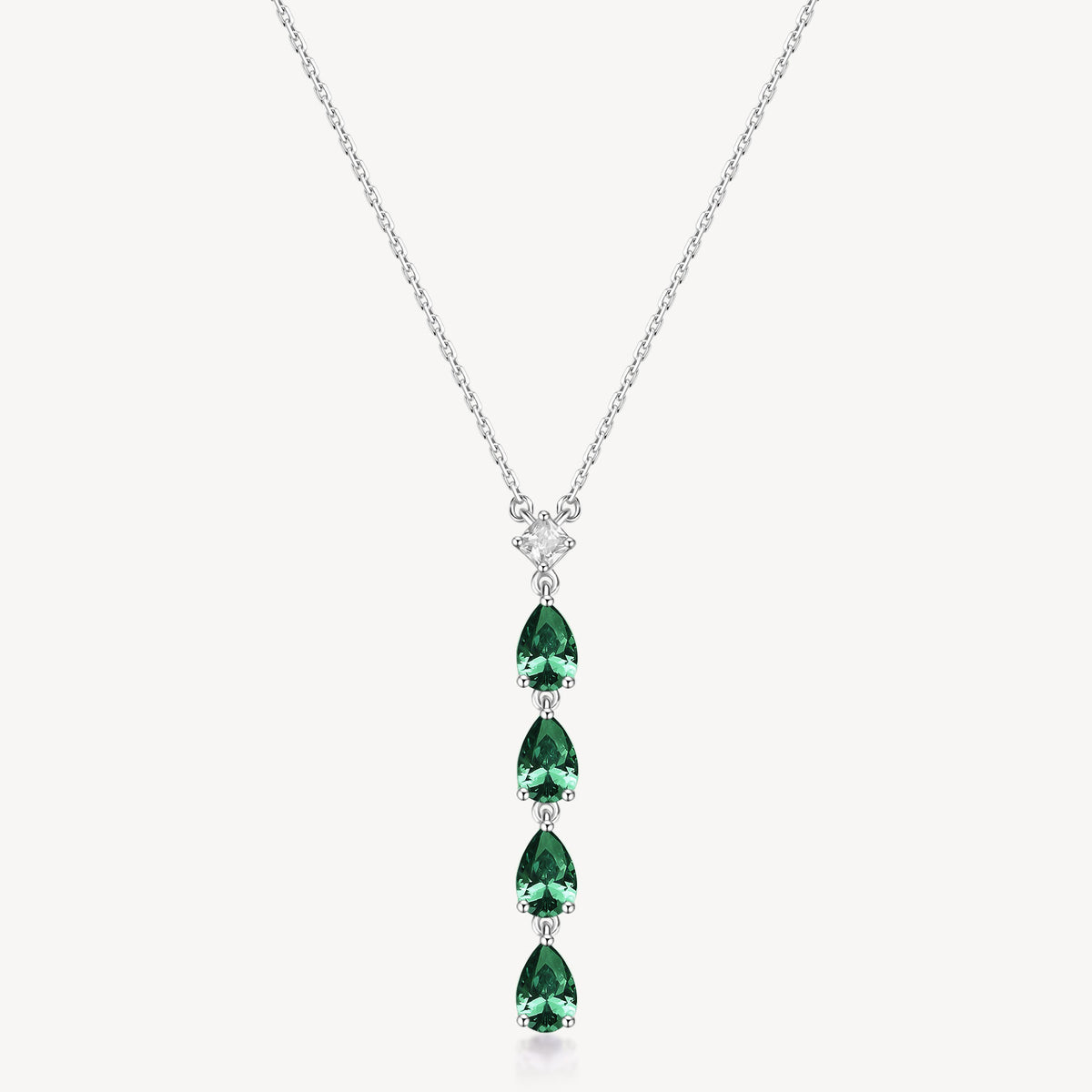 Collana girocollo in argento rodiato 925‰ e pendente con square cubic zirconia e pear cubic zirconia colore emerald. Lunghezza collana 44cm.