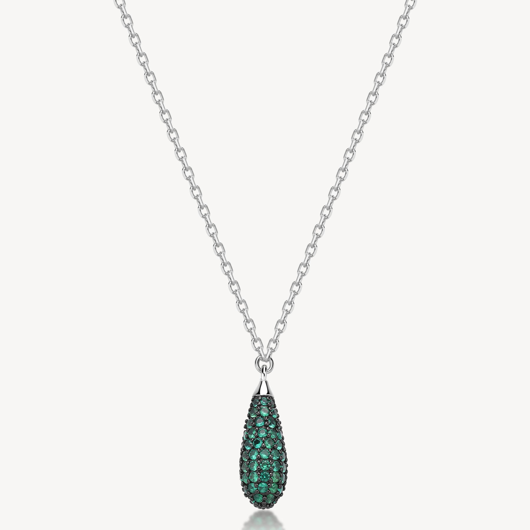 Collana girocollo in argento rodiato 925‰ e pendente con galvanica colore rutenio e cubic zirconia colore emerald. Lunghezza collana 44cm.
