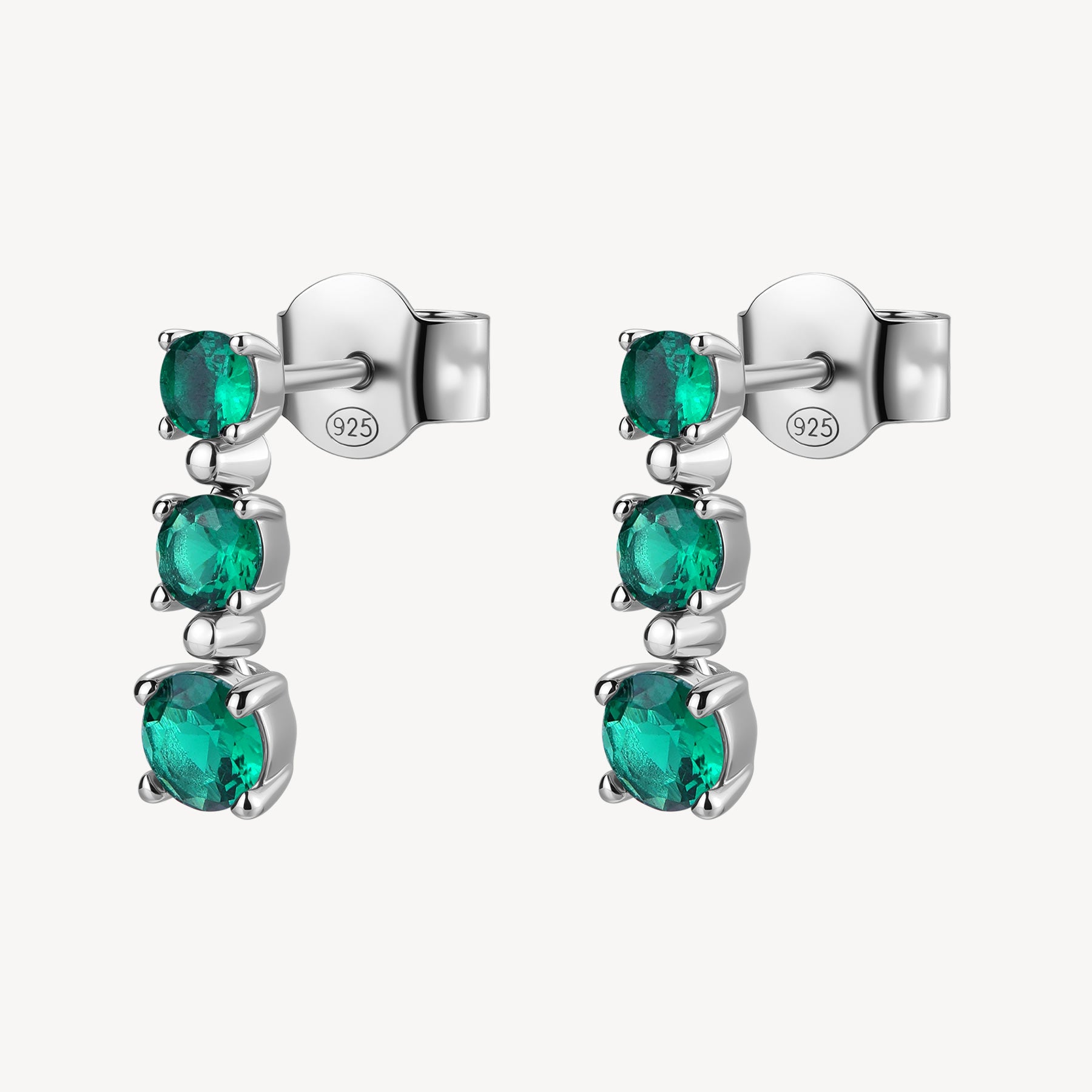 Orecchini pendenti in argento rodiato 925‰ con cubic zirconia colore emerald.