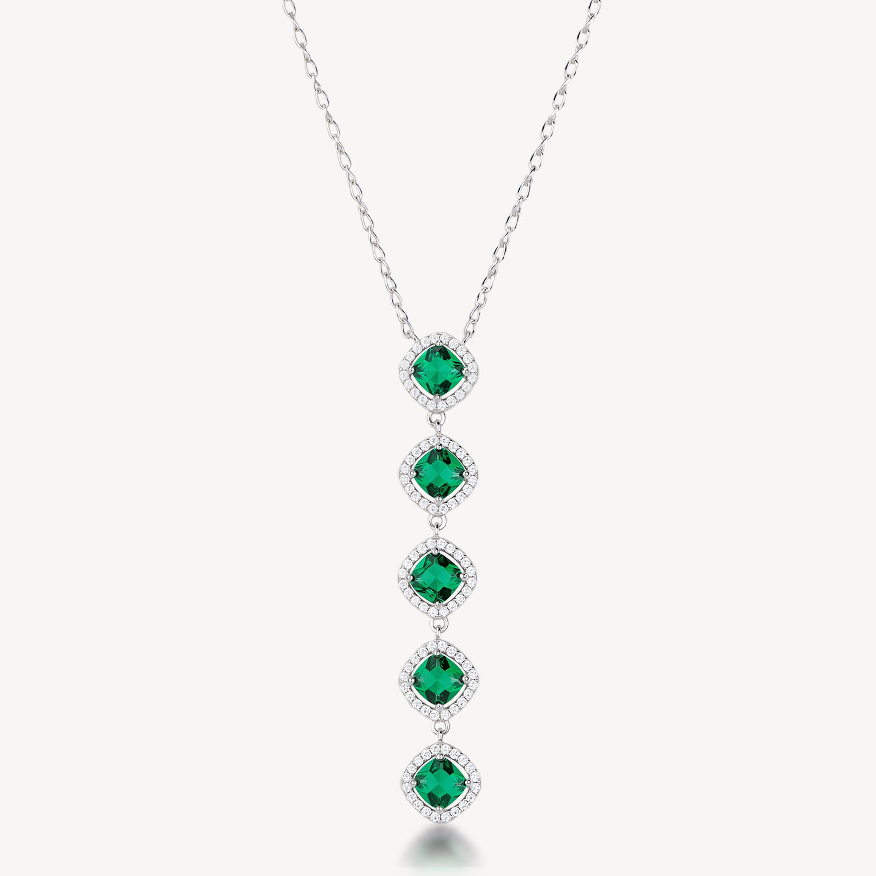 Collana girocollo in argento rodiato 925‰ e pendente con cubic zirconia chiari e cubic zirconia colore emerald. Lunghezza collana 44cm.