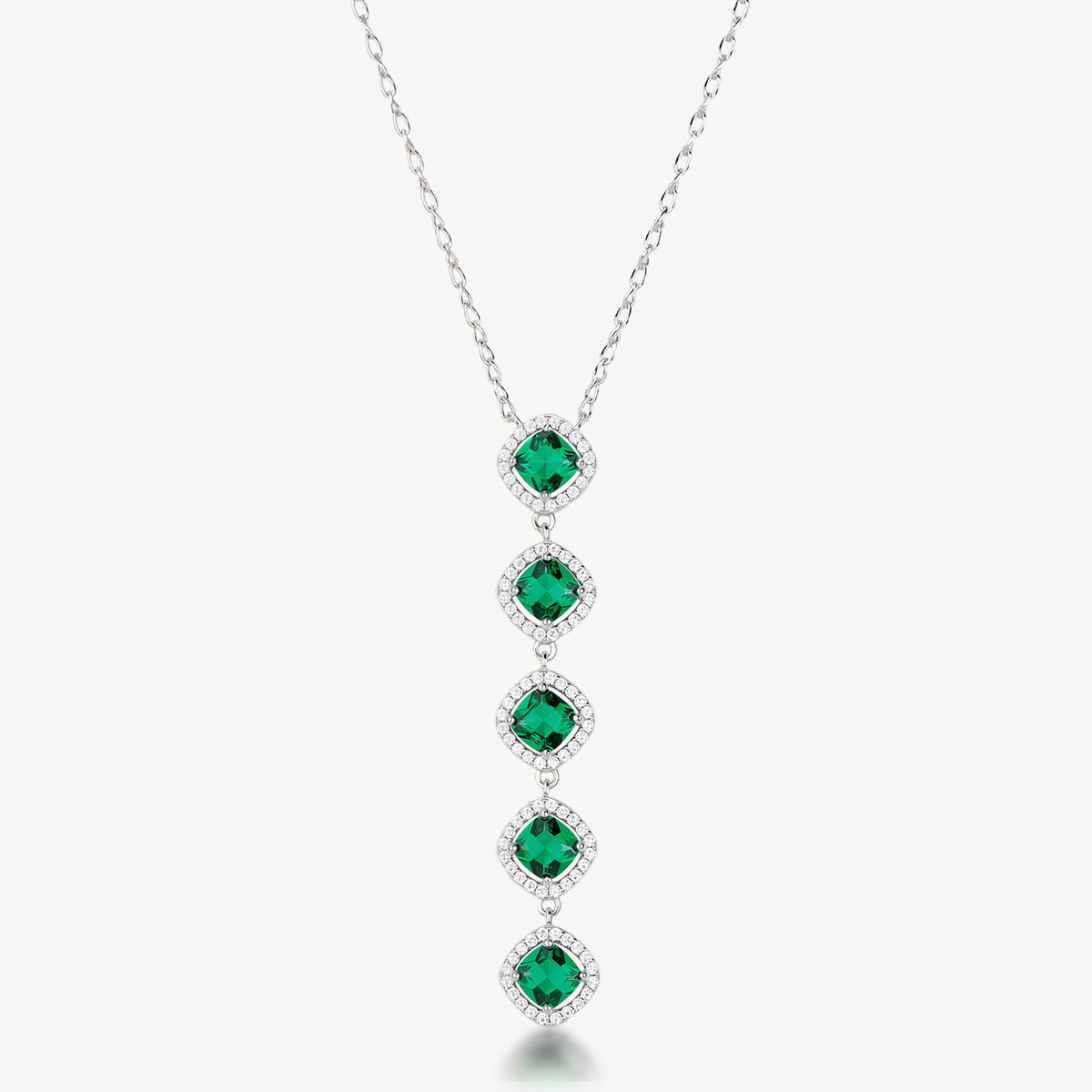 Collana girocollo in argento rodiato 925‰ e pendente con cubic zirconia chiari e cubic zirconia colore emerald. Lunghezza collana 44cm.