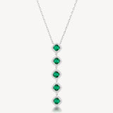 Collana girocollo in argento rodiato 925‰ e pendente con cubic zirconia chiari e cubic zirconia colore emerald. Lunghezza collana 44cm.