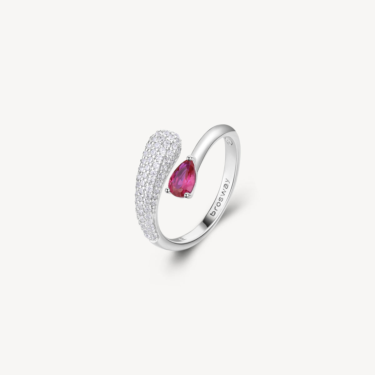 Anello contrarié in argento rodiato 925‰ con cubic zirconia chiari e colore ruby. Misura anello 16.