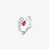 Anello contrarié in argento rodiato 925‰ con cubic zirconia chiari e colore ruby. Misura anello 16.