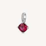 Pendente in argento rodiato 925‰ con cushion cubic zirconia chiari e cushion cubic zirconia colore ruby.