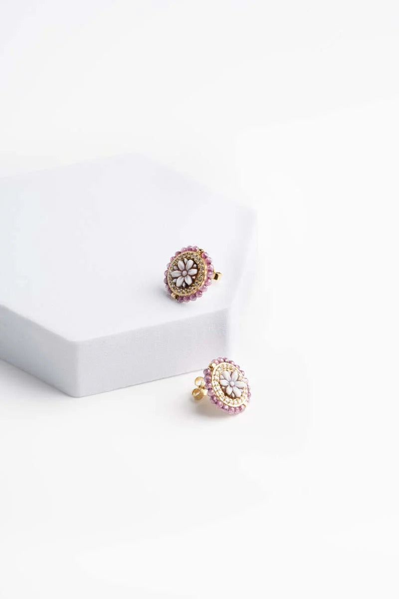 Orecchini in argento 925‰  con cammeo inciso a mano e pietre di Swarovski viola.