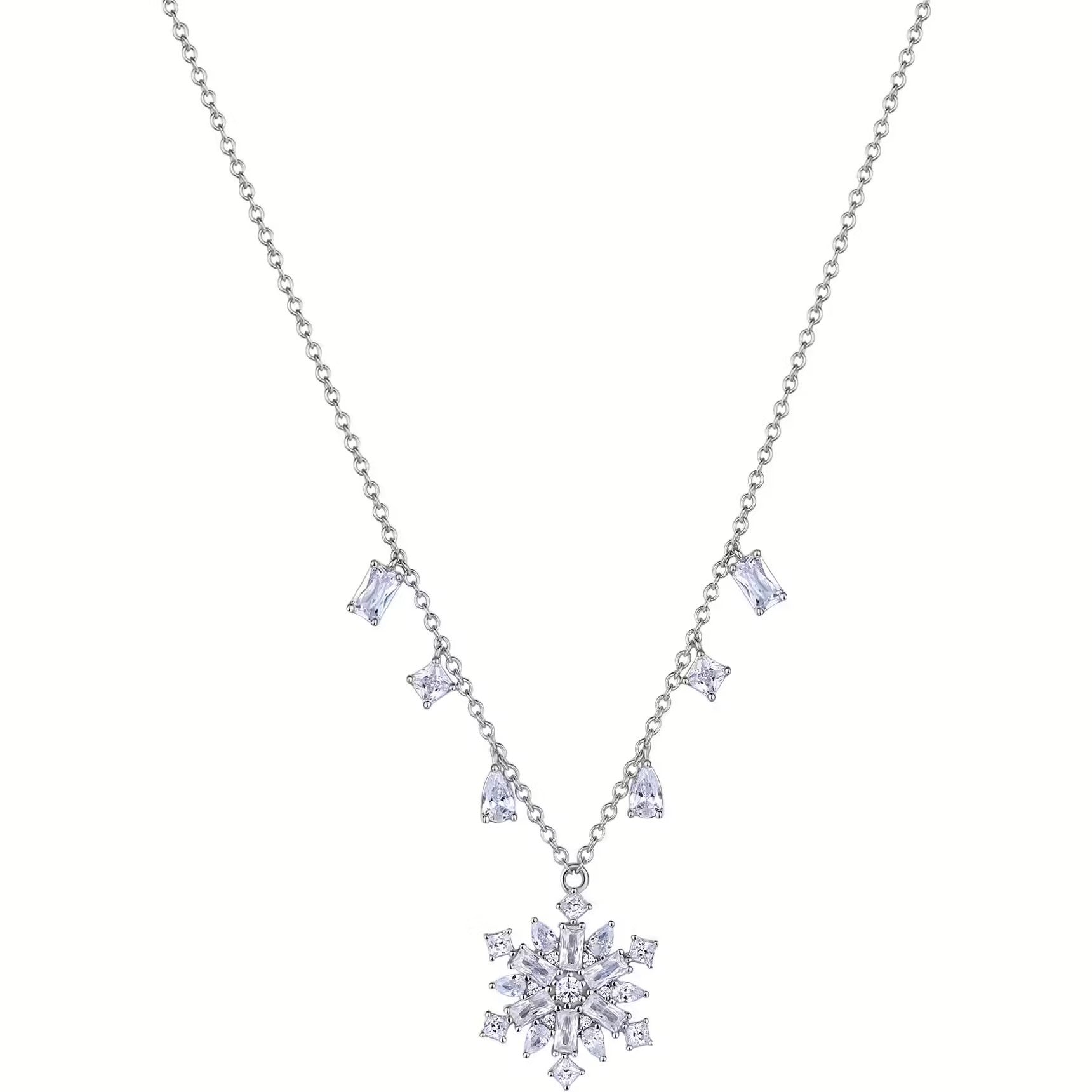Collana corta in argento 925‰, pendente centrale a forma di fiocco di neve e cubic zirconia bianchi. Lunghezza collana 44cm
