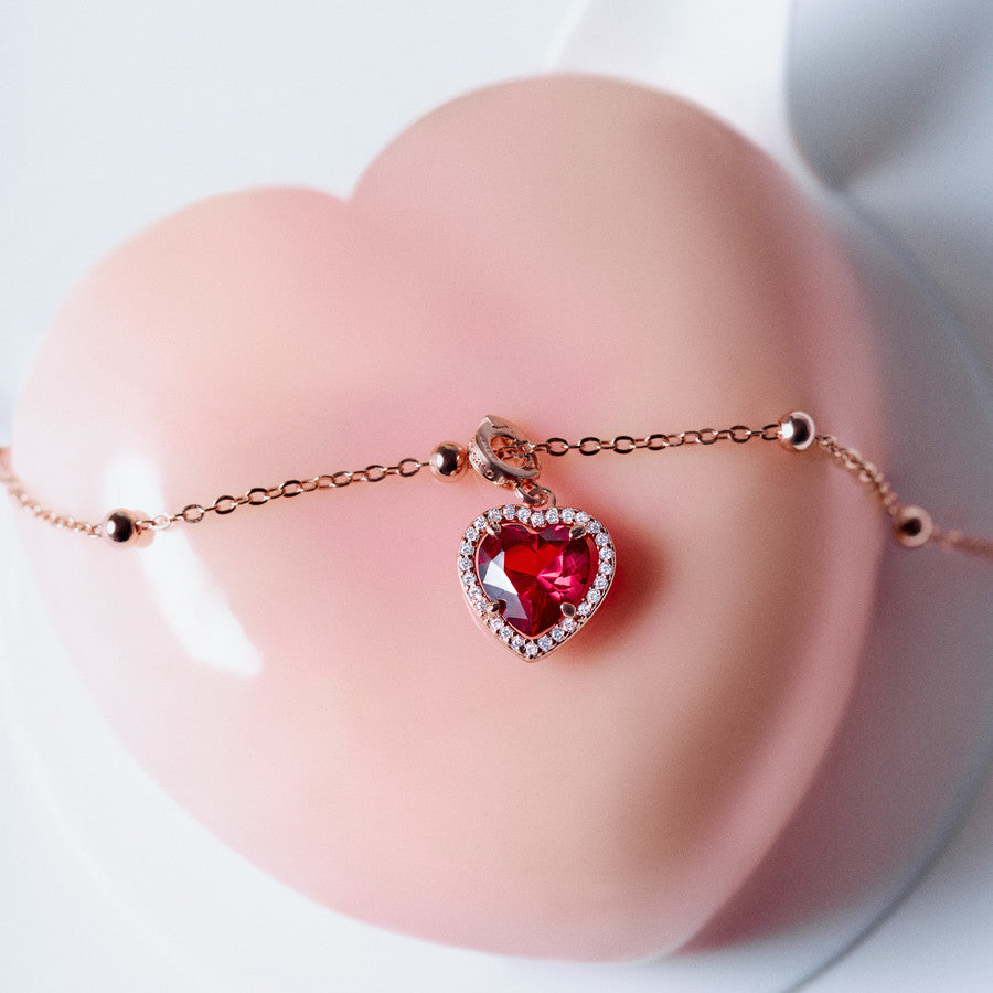 Rosato charm in argento 925‰ , pietra a forma di cuore rossa